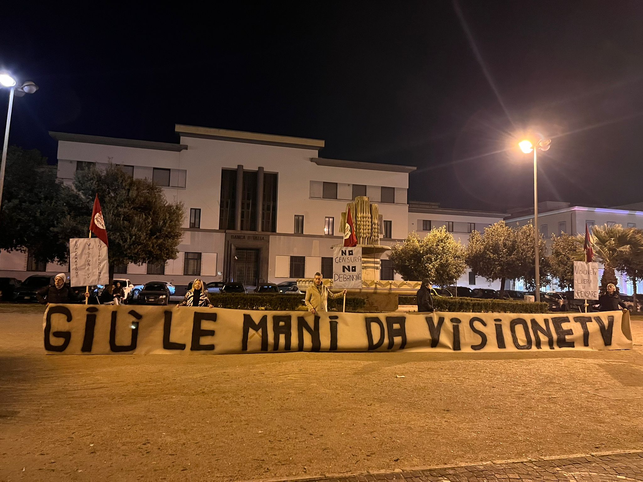 La sez. Ipazia di Alessandria di Latina ha organizzato un flash mob in piazza per sostenere Visione Tv e la libertà di stampa, pensiero e parola!